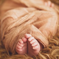 Newborn baby session feet-1